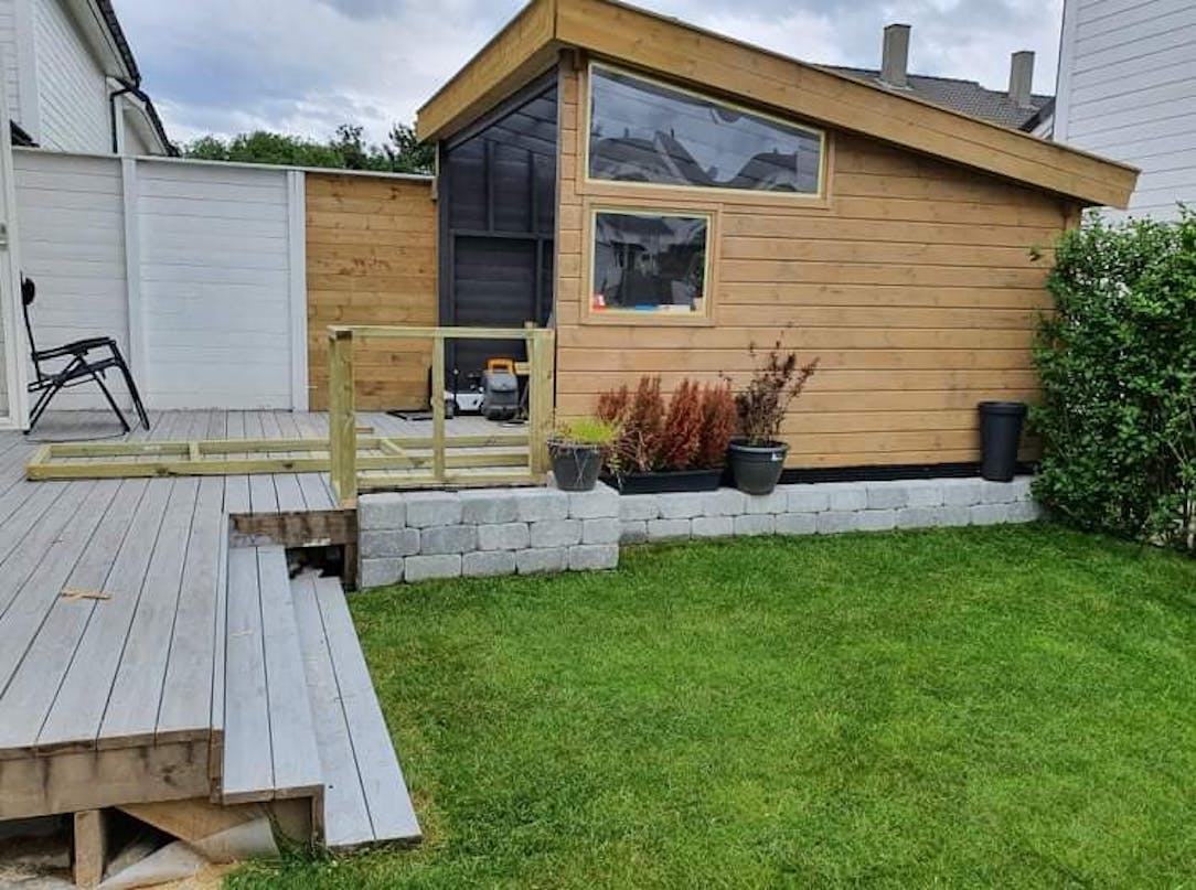 Havestue med sofa og udekøkken Havestue med sofa og udekøkken